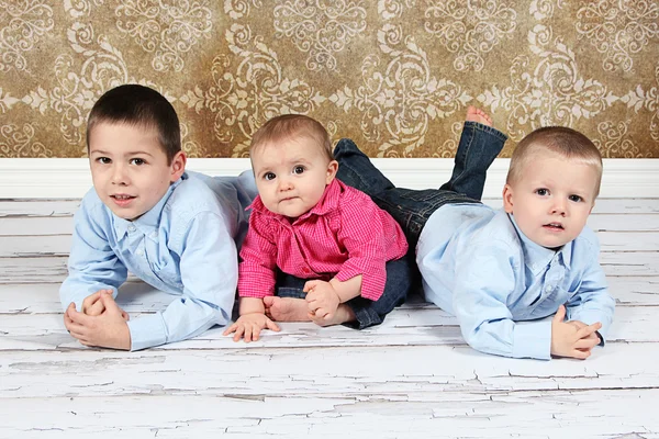 Трое детей позируют в студии — стоковое фото