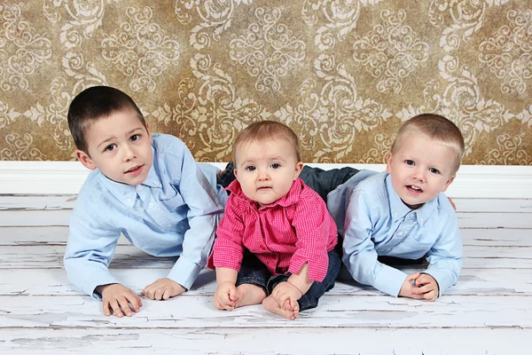 Três crianças posando no estúdio — Fotografia de Stock