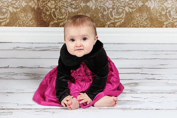 Menina bonita em vestido rosa — Fotografia de Stock