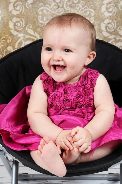 Menina bonita em vestido rosa — Fotografia de Stock