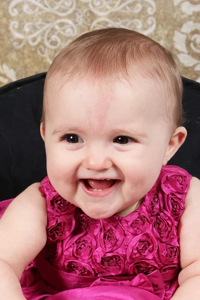 Hermosa niña en vestido rosa —  Fotos de Stock