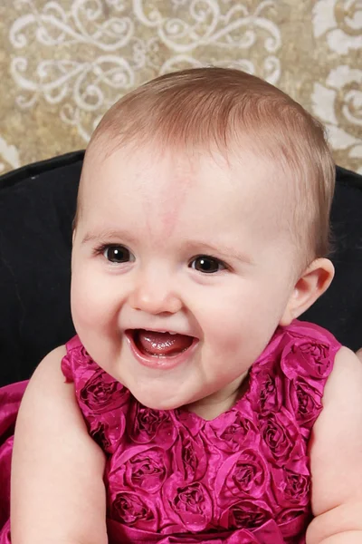 Vacker liten flicka i rosa klänning — Stockfoto
