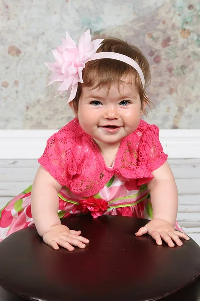 Petite fille en robe et fleur sur la tête — Photo