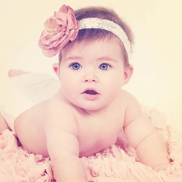 Очаровательная новорожденная девочка — стоковое фото