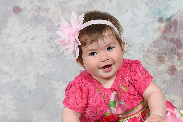 Petite fille en robe et fleur sur la tête — Photo