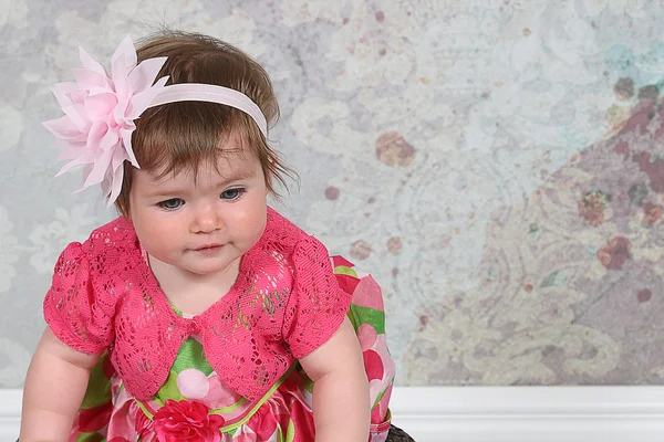 Маленькая девочка в платье и цветок на голове — стоковое фото