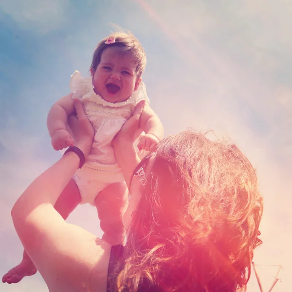 Mãe e bebê fora — Fotografia de Stock
