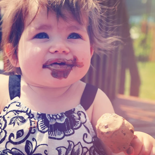 Niña comiendo helado — Foto de Stock