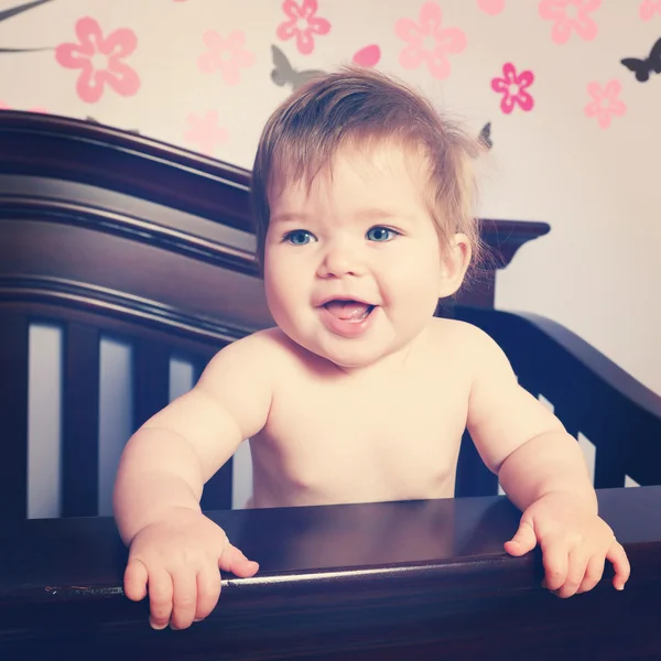 Entzückendes kleines Mädchen im Kinderbett — Stockfoto
