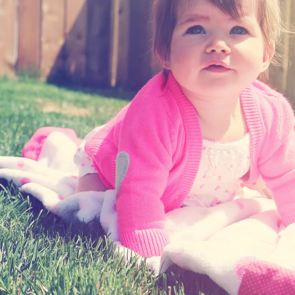 Adorable petite fille en plein air en été — Photo