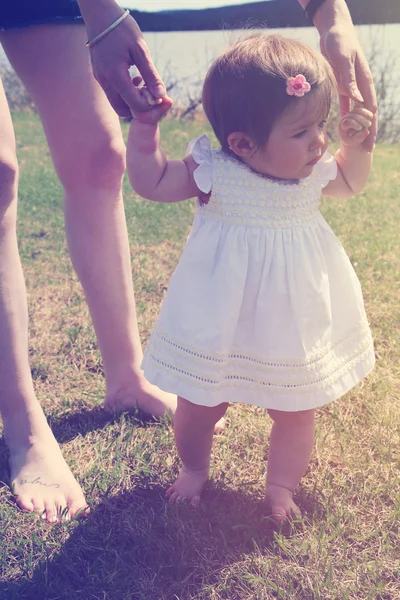 Klein meisje leren om te lopen — Stockfoto