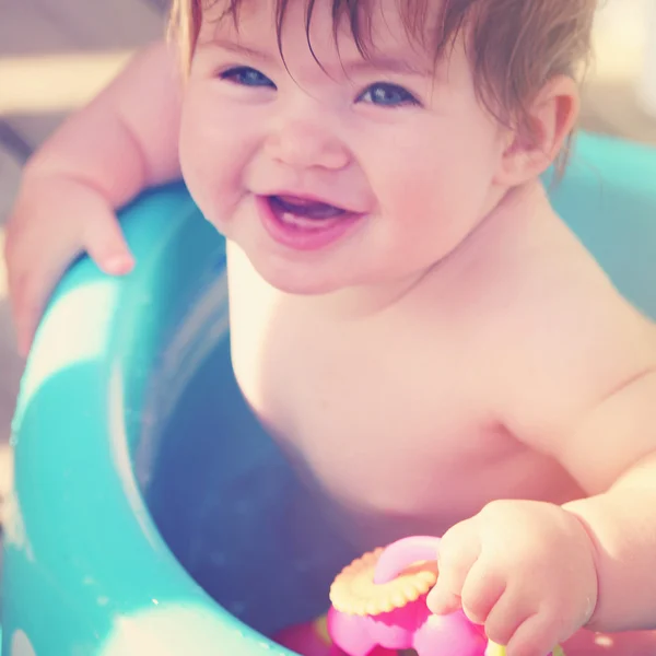 Bambino nella vasca da bagno — Foto Stock