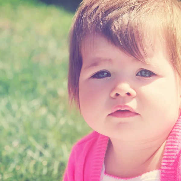 Little girl outdoors in summer — Stock Photo, Image