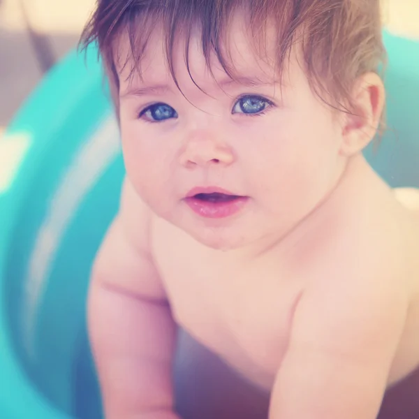 Bebé en bañera —  Fotos de Stock