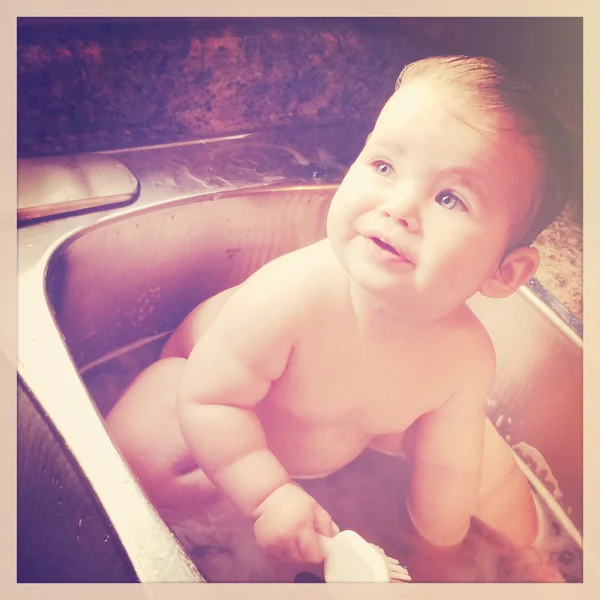 Bambino in vasca o lavandino — Foto Stock