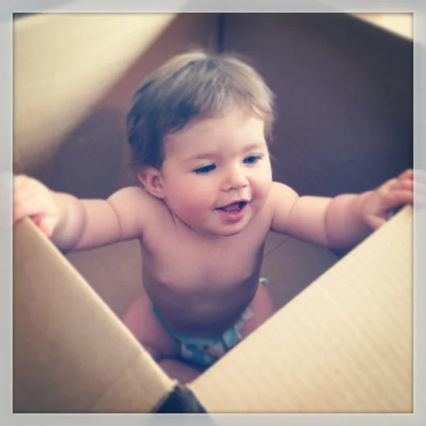 Gadis kecil di kotak pengiriman — Stok Foto