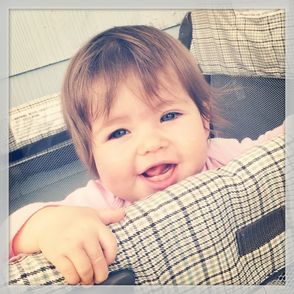 小さな赤ちゃんのベビーベッドに立っています。 — ストック写真