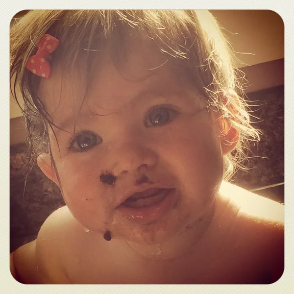 アイスクリームを食べる小さな女の赤ちゃん — ストック写真