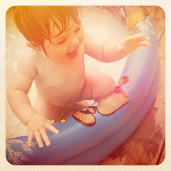 Baby flicka som leker i poolen — Stockfoto
