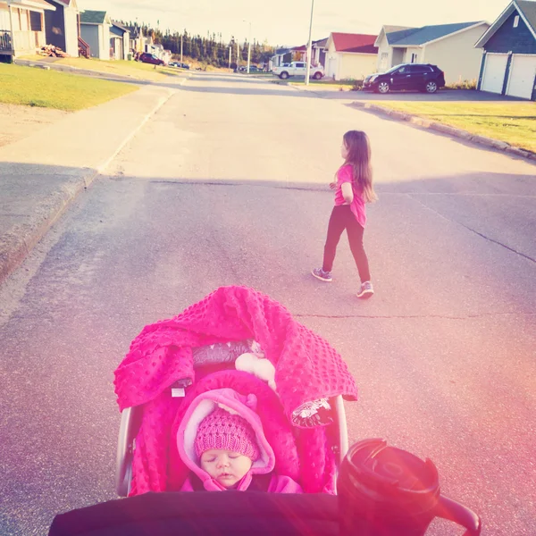 Fare una passeggiata in città con i bambini — Foto Stock