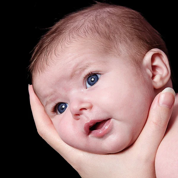 Mãe segurando bebê recém-nascido na mão — Fotografia de Stock