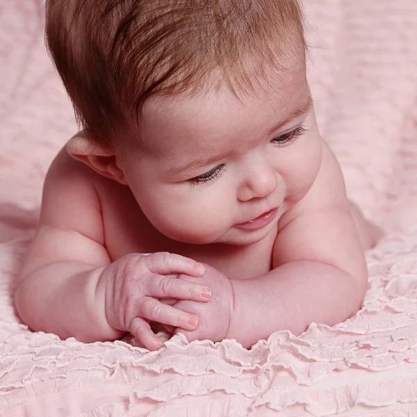 Newborn baby lying on pink blanket — Stock Photo, Image