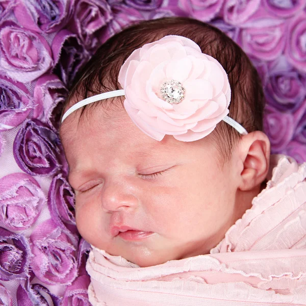 Newborn Girl sleeping on purple blanket — Stock Photo, Image