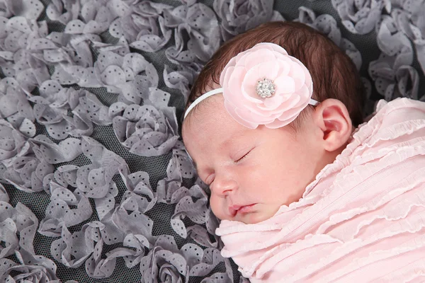 Újszülött lány alszik a takaró — Stock Fotó