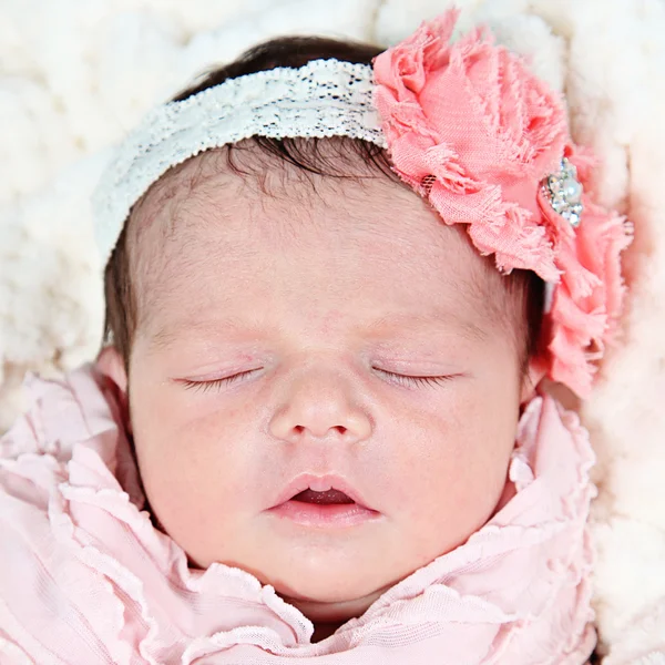 Recién nacido chica durmiendo en manta —  Fotos de Stock