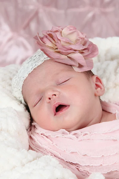 Novorozená dívka spí v postýlce — Stock fotografie