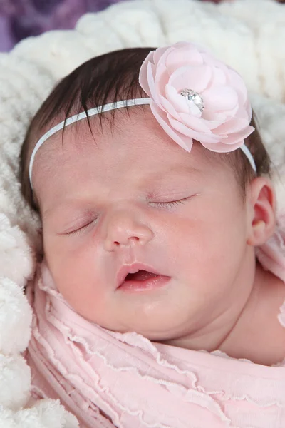 Neugeborenes Mädchen schläft im Kinderbett — Stockfoto