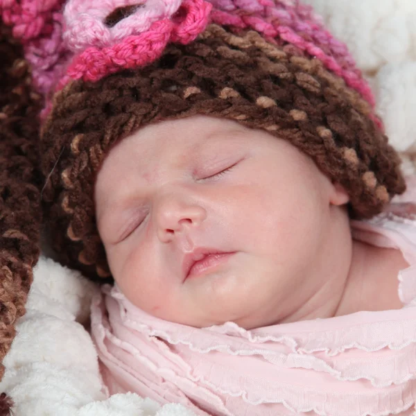 Newborn baby in hat sleeping — Stock Photo, Image