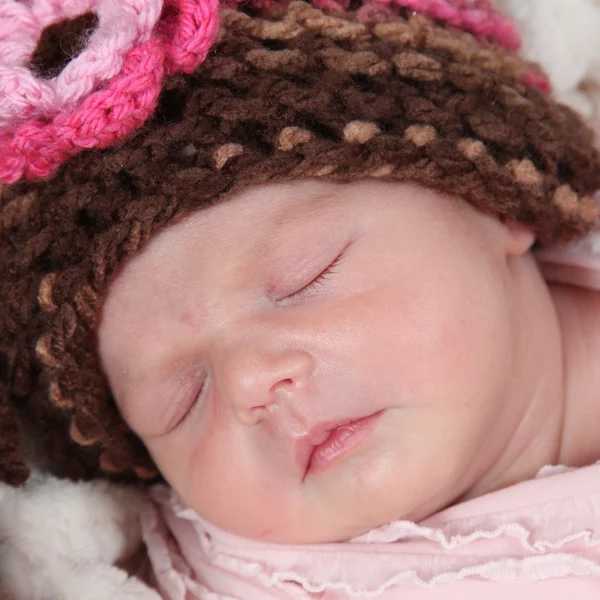 Newborn baby in hat sleeping — Stock Photo, Image