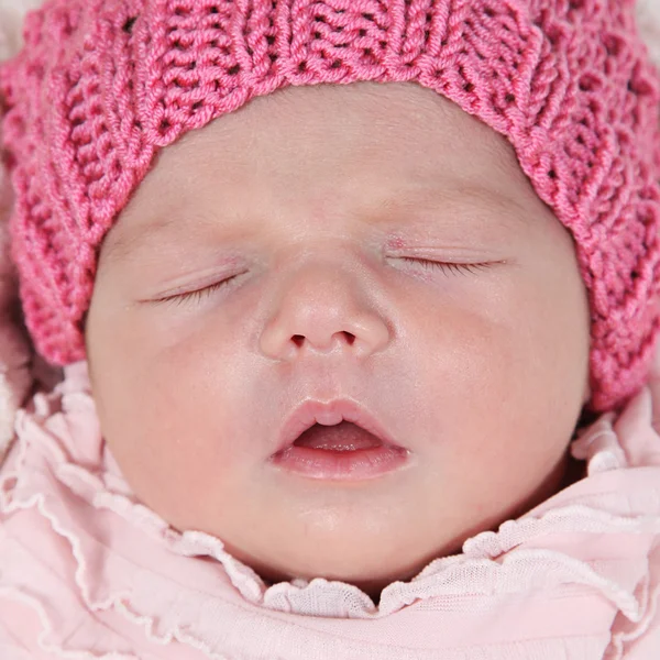 Bebê recém-nascido em chapéu dormindo — Fotografia de Stock