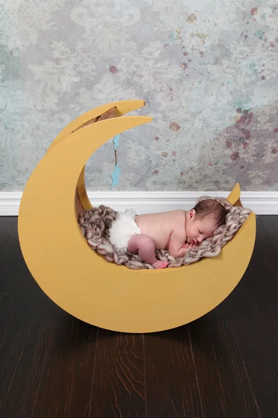 Pequeño bebé durmiendo en la luna — Foto de Stock