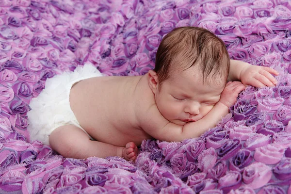 Recién nacido chica durmiendo en púrpura manta —  Fotos de Stock