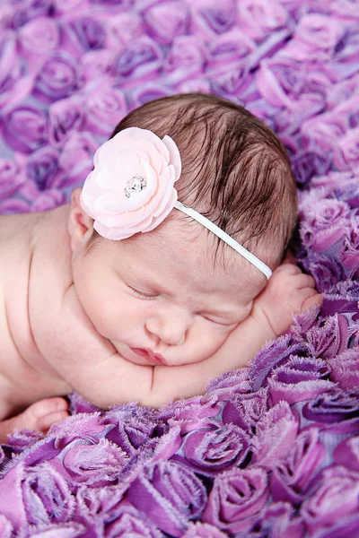 Noworodka dziewczyna śpi na koc fioletowy — Zdjęcie stockowe