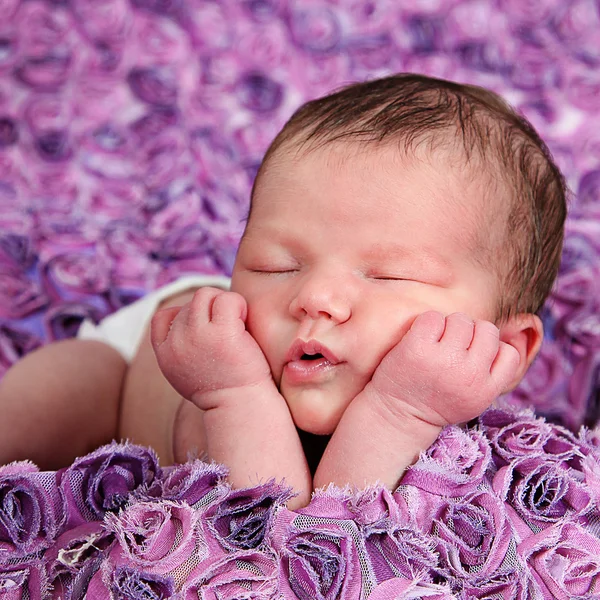 Fille nouveau-né dormant sur une couverture violette — Photo