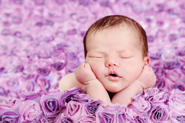 Νεογέννητο κοριτσάκι που κοιμάται σε μωβ κουβέρτα — Φωτογραφία Αρχείου