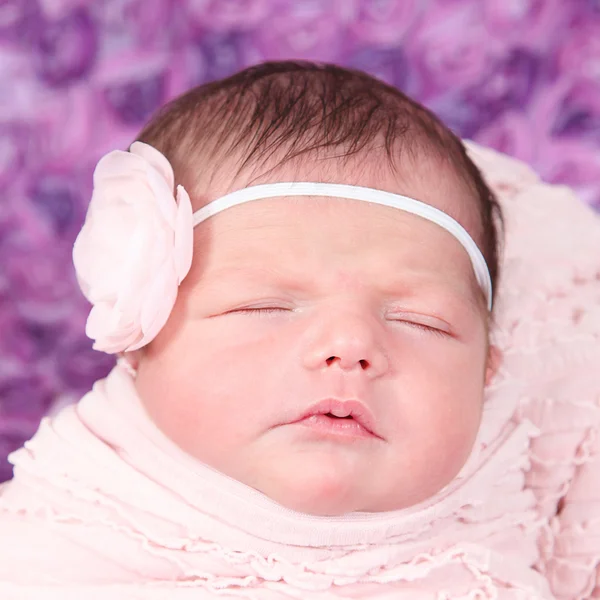 Newborn Girl sleeping on purple blanket — Stock Photo, Image