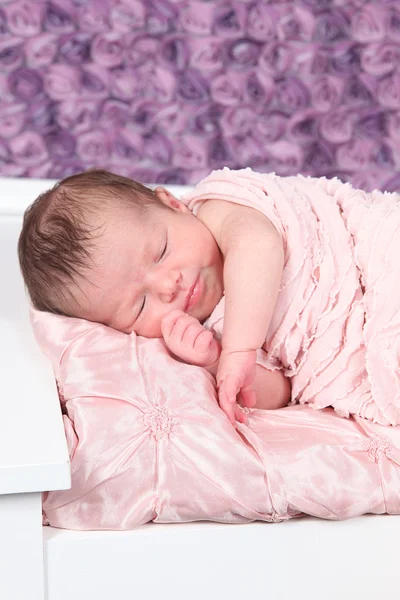 Újszülött baba lány ágyon — Stock Fotó