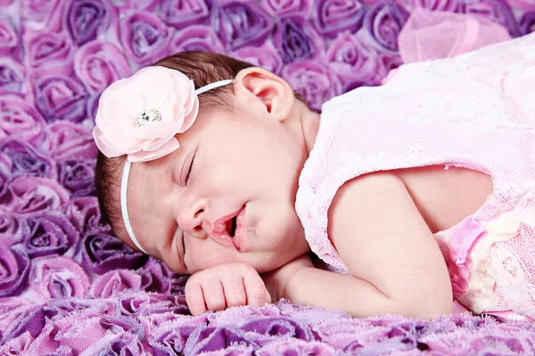 Newborn Girl sleeping on purple blanket — Stock Photo, Image