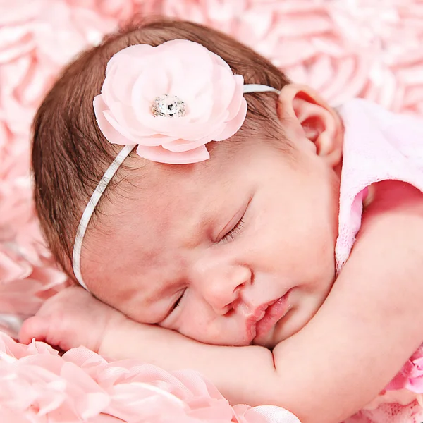 Menina recém-nascida dormindo em cobertor rosa — Fotografia de Stock