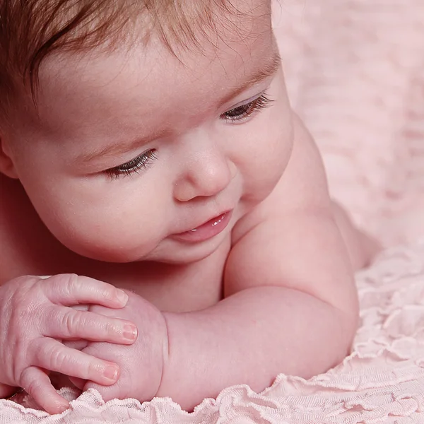 Pasgeboren baby liggend op roze deken — Stok fotoğraf