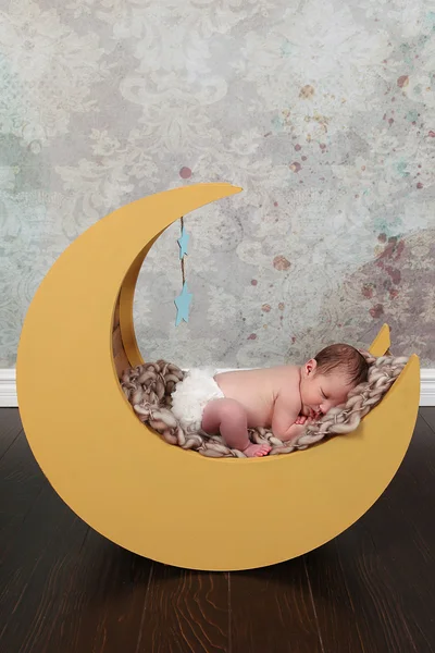 Pequeño bebé durmiendo en la luna — Foto de Stock