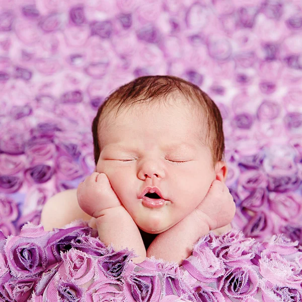 Νεογέννητο κοριτσάκι που κοιμάται σε μωβ κουβέρτα — Φωτογραφία Αρχείου