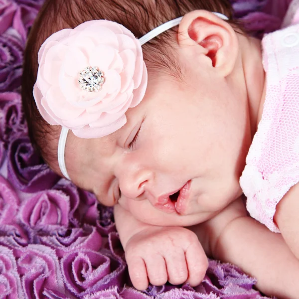 Novorozená dívka spí na fialovou deku — Stock fotografie