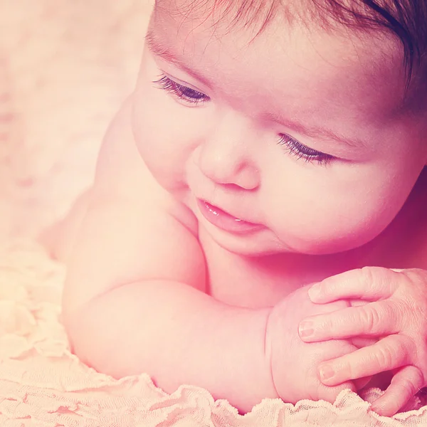 Newborn baby lying on pink blanket — Stock Photo, Image