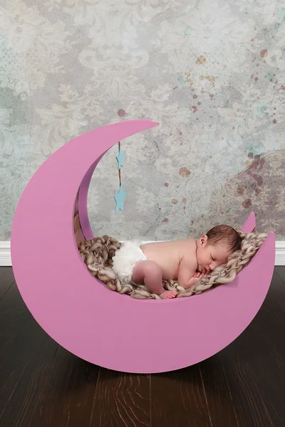 Pequeño bebé durmiendo en la luna — Foto de Stock