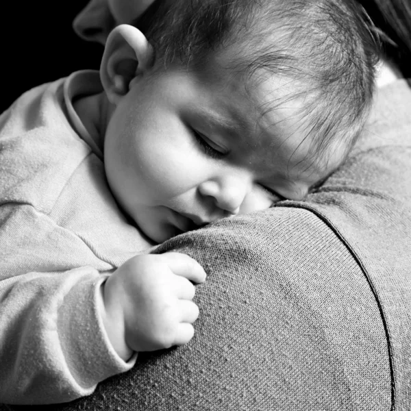 Little Baby girl sleeping in mothers arms — Stock Photo, Image